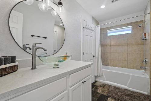 Ένα μπάνιο στο Amazing Big Home - Cinema Room Pool and Jacuzzi