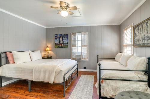 una camera da letto con due letti e un ventilatore a soffitto di Cottage with James River Access in Wingina! a Wingina