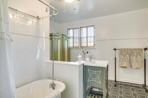 un bagno con vasca, lavandino e doccia di Cottage with James River Access in Wingina! a Wingina