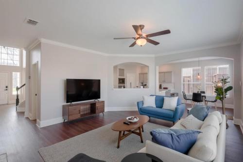 TV/trung tâm giải trí tại Pearl White Dream Home With Private Pool & Theatre