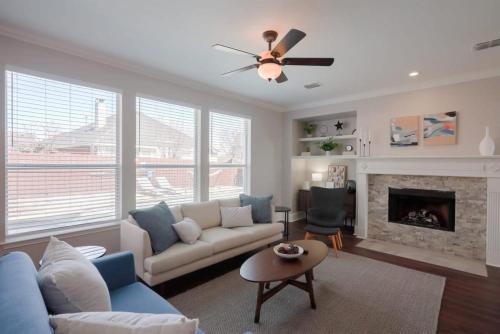 Khu vực ghế ngồi tại Pearl White Dream Home With Private Pool & Theatre