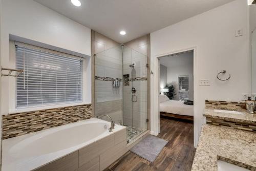 Bilik mandi di Modern and Luxury DFW Mansion with Backyard Oasis