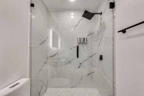 Bilik mandi di Modern and Luxury DFW Mansion with Backyard Oasis
