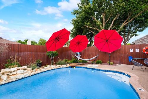 Kolam renang di atau dekat dengan Modern and Luxury DFW Mansion with Backyard Oasis