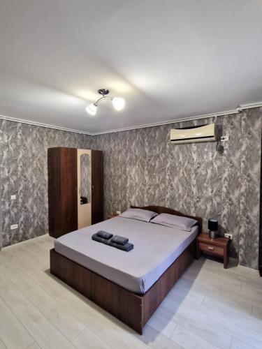 una camera da letto con un letto grande e una parete di Studio modern. a Bucarest