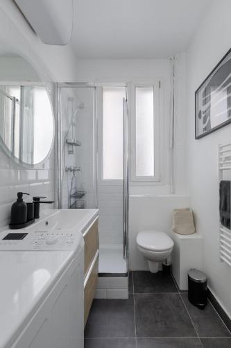 une salle de bain blanche avec douche et toilettes dans l'établissement New Snug flat in the Heart of Le Marais, à Paris