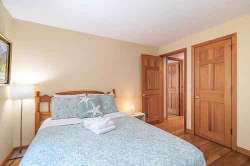 Katil atau katil-katil dalam bilik di Updated Home on Bayside of Eastham!