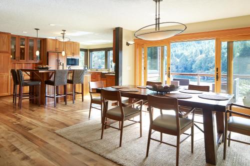 a kitchen and dining room with a table and chairs at Tu Tu'Tun Lodge in Gold Beach