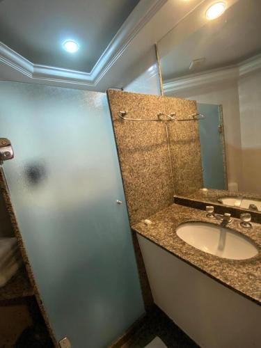Bilik mandi di Maxim Plaza Hotel