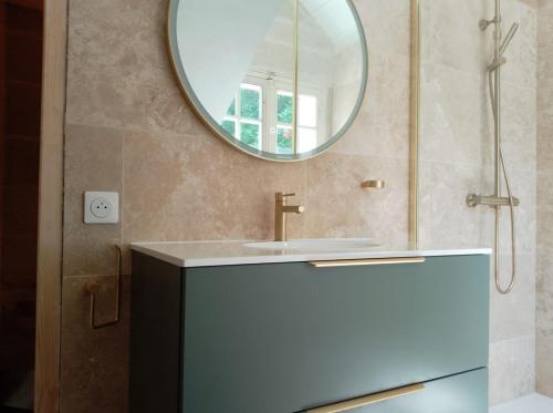 une salle de bain avec un lavabo et un miroir dans l'établissement Villa Maison Roberto, à Lerné