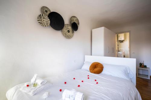 een slaapkamer met een wit bed met rode harten erop bij Centralissimo Bilocale nel Centro Storico in Florence