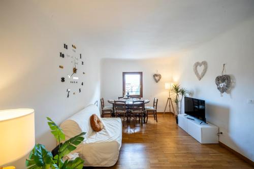 een woonkamer met een bank en een eetkamer bij Centralissimo Bilocale nel Centro Storico in Florence