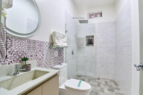 a bathroom with a toilet and a sink and a shower at Apartaestudios La capital in San José
