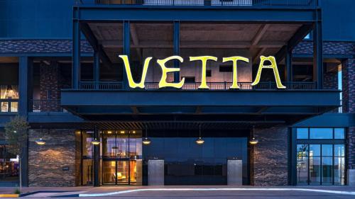 a vera sign on the side of a building at Vetta, Distrito Uno, Autograph Collection in Chihuahua