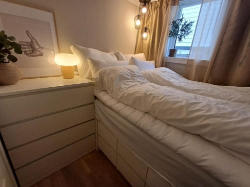 een slaapkamer met een groot wit bed met een raam bij Ytre Markveien 37 in Bergen