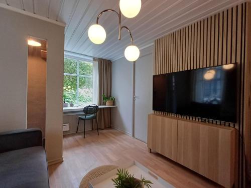 een woonkamer met een grote flatscreen-tv bij Ytre Markveien 37 in Bergen