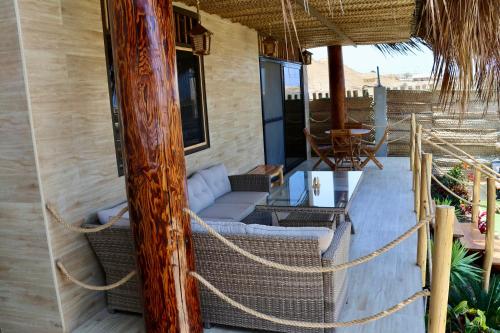 a porch with a hammock and a table and chairs at La Vidita 890 - Piscinas, Lobitos in Lobitos