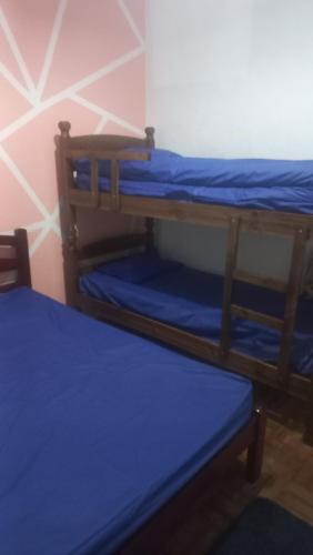 Ένα ή περισσότερα κρεβάτια σε δωμάτιο στο Apartamento Kitnet pé na areia centro de Mongagua