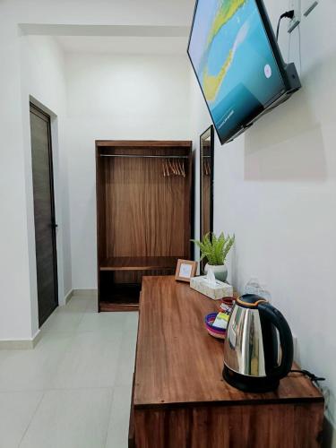 a living room with a coffee table and a tv at Hotel Punta Colibrí in Puerto Escondido