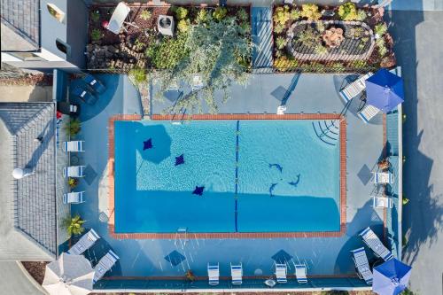 an overhead view of a swimming pool at a resort at Best Western Corbin Inn in Corbin
