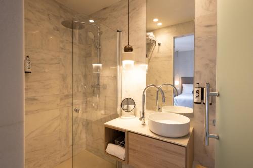 een badkamer met twee wastafels en een douche bij Hotel Cetina Casa de Aguilar in Córdoba