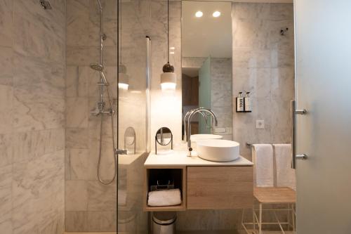 a bathroom with a sink and a shower at Hotel Cetina Casa de Aguilar in Córdoba
