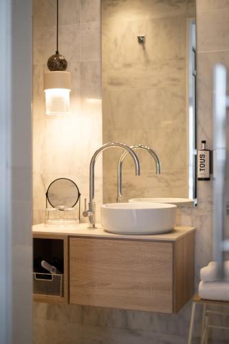 a bathroom with a sink and a mirror at Hotel Cetina Casa de Aguilar in Córdoba