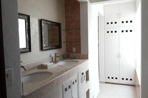een badkamer met twee wastafels en twee spiegels bij House completely furnished Total privacy 8Pax in Cancun