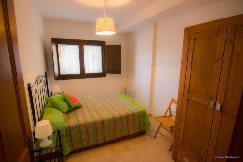 Säng eller sängar i ett rum på Apartamentos Turisticos Rio Gallego