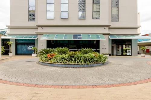a large building with a courtyard in front of it at Flat espaçoso, localização privilegiada ap 1507 in Osasco