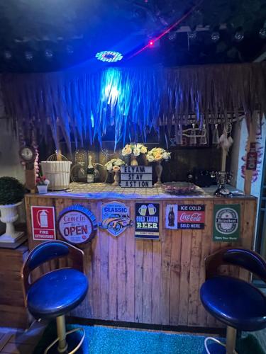 Ο χώρος του lounge ή του μπαρ στο Elyana's Staycation
