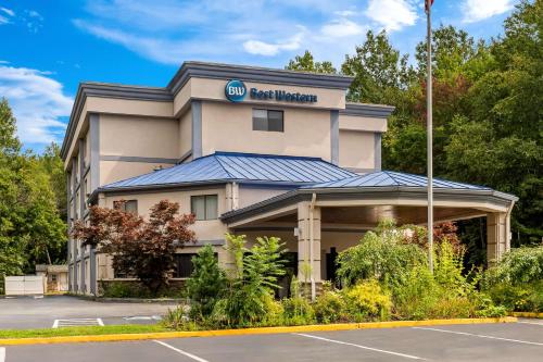 a building with a best western sign on it at Best Western West Lebanon-Hanover in West Lebanon