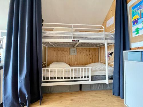 une chambre avec deux lits superposés dans l'établissement Appartement-magnifique terrasse, à Saint-Hilaire