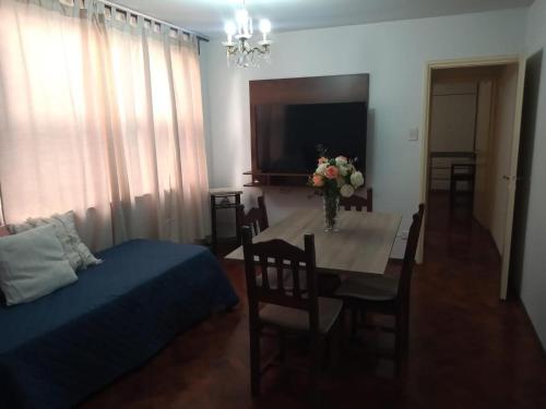 ein Wohnzimmer mit Tisch und Couch und ein Esszimmer in der Unterkunft Emilia in Barraquero