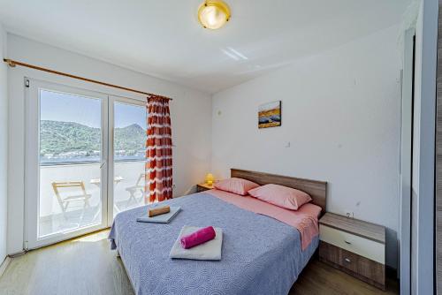 Posteľ alebo postele v izbe v ubytovaní Apartments by the sea Zaklopatica, Lastovo - 12452