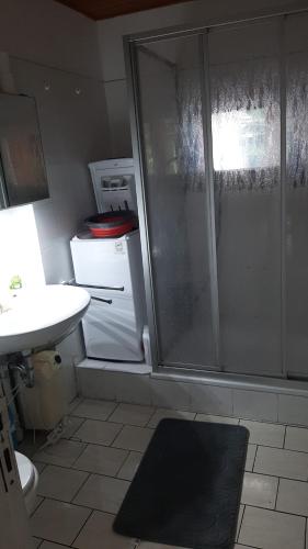 un piccolo bagno con frigorifero e lavandino di Monteurunterkunft Zentrum Neumünster a Neumünster