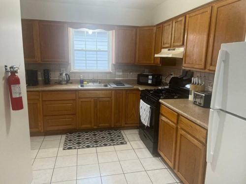 Η κουζίνα ή μικρή κουζίνα στο Exquisite 4 Beds Near EWR NYC