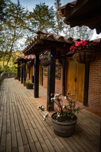 Un jardín fuera de Refugio Natural Guarne