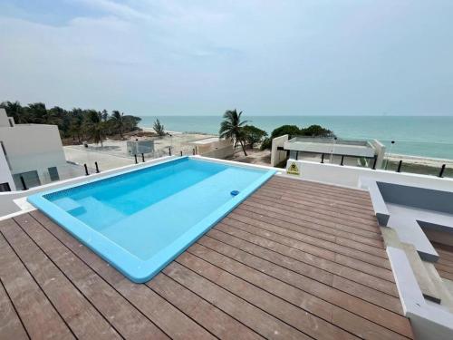 une piscine bleue au sommet d'une terrasse avec la plage dans l'établissement Casa Nah-ha, à Ciudad del Carmen