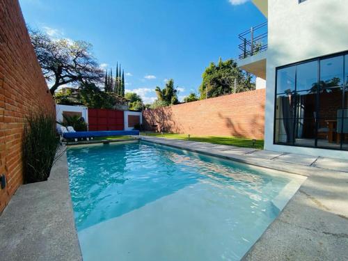 a swimming pool in front of a house at Industrialhaus Alberca privada y climatizada in Ahuatepec