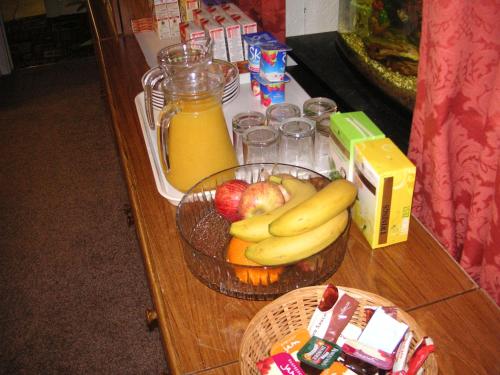 Makanan di atau berdekatan rumah tamu ini