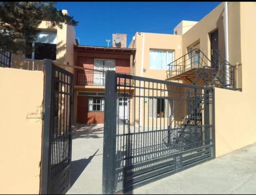 Το κτήριο όπου στεγάζεται  το διαμέρισμα