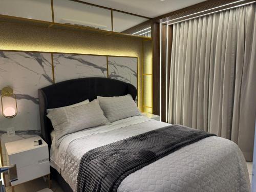 Apto Landscape beira mar في فورتاليزا: غرفة نوم بسرير كبير ونافذة