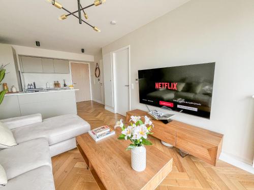 Et tv og/eller underholdning på 10 Minutes From Paris - Stunning Views - Scandi Zen Paris