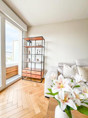 un salon avec un lit et une fenêtre dans l'établissement 10 Minutes From Paris - Stunning Views - Scandi Zen Paris, à La Garenne-Colombes