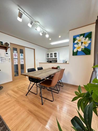 an office with a table and chairs in a room at Laulea in Yaka