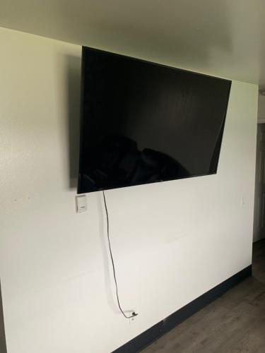 アンカレッジにある410 e 45th ave unit 4の白壁の薄型テレビ