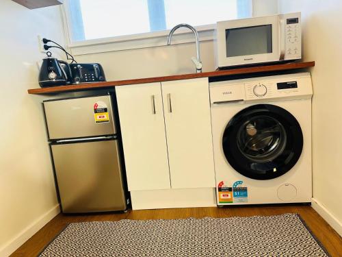 Kuchyň nebo kuchyňský kout v ubytování Cozy Fully Equipped Unit 12 noon check in