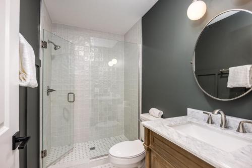 a bathroom with a toilet and a sink and a mirror at The Nomad by AvantStay in Nashville