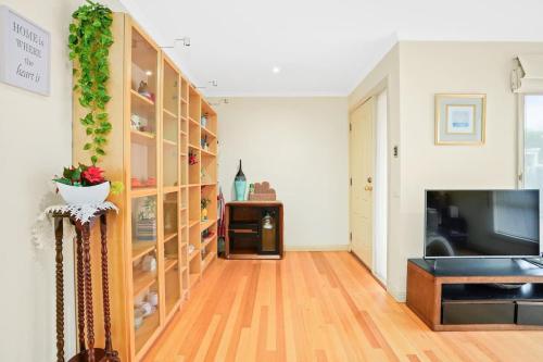 Μια τηλεόραση ή/και κέντρο ψυχαγωγίας στο Perfectly Located Townhouse in heart of Ringwood
